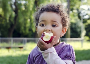 girl-eating-apple